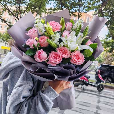 来宾11朵戴安娜粉玫瑰百合，与你一起追逐梦想