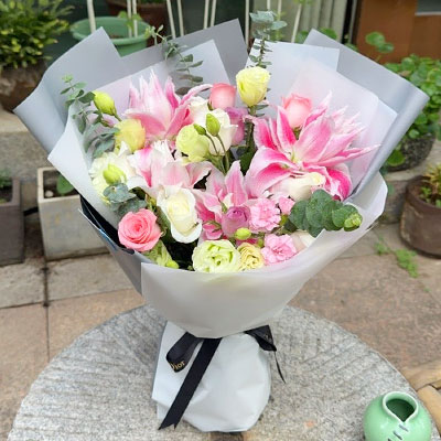 来宾9朵玫瑰混搭百合，爱恋纯真无邪