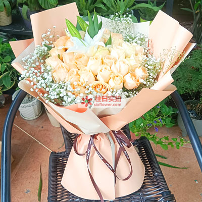 来宾33朵香槟玫瑰百合，心里永远是你