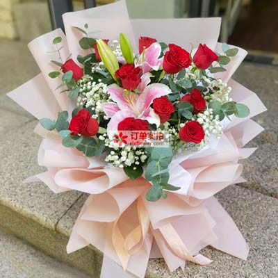 来宾11朵红玫瑰百合，全世界里只有一个你